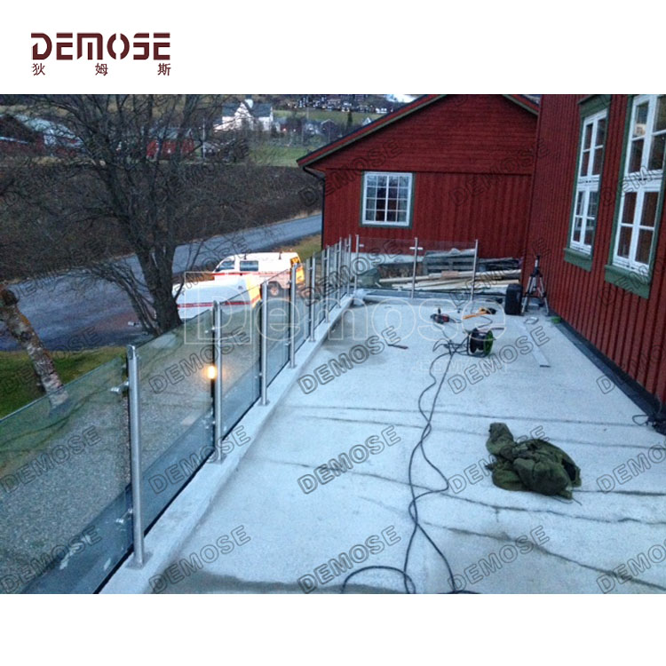 挪威玻璃阳台护栏工程