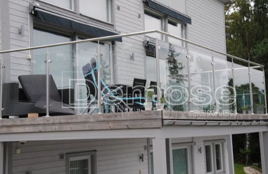 选择适合的阳台玻璃护栏设计，让阳台更加舒适