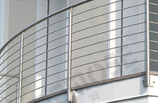 阳台栏杆用铝合金还是不锈钢的好？
