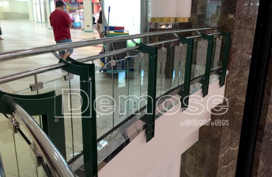 商场玻璃栏杆与楼梯设计的结合