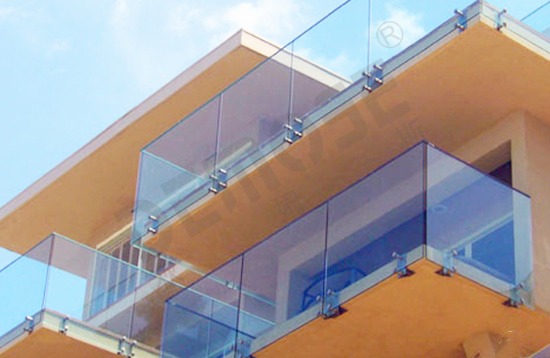 室外玻璃栏杆设计灵感：打造现代建筑的独特风采