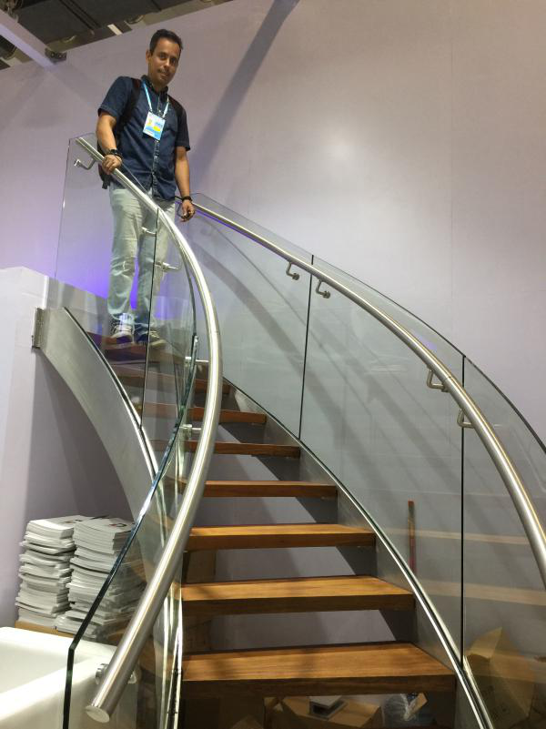 外商被狄姆斯的产品吸引，纷纷争相与之合影
