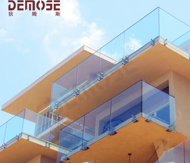 室外玻璃栏杆设计灵感：打造现代建筑的独特风采